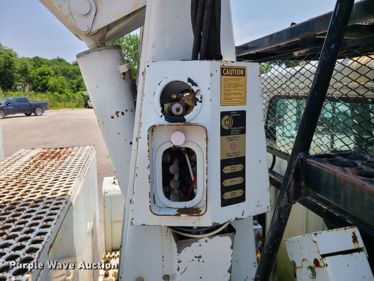 image for item IC9848 1990 International 4700  bucket truck