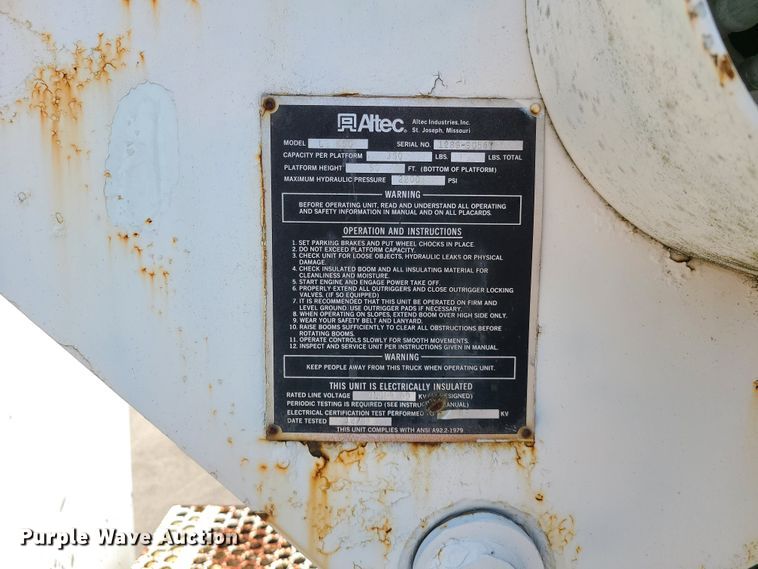 image for item IC9848 1990 International 4700  bucket truck