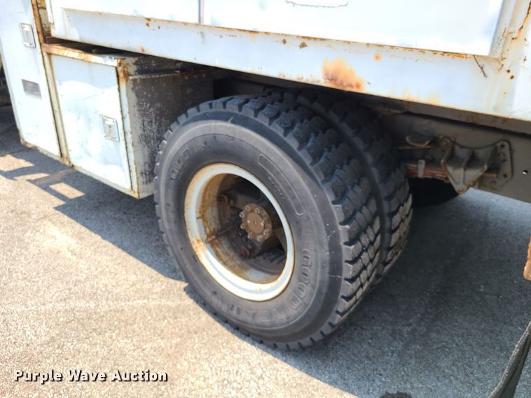 image for item IC9848 1990 International 4700  bucket truck