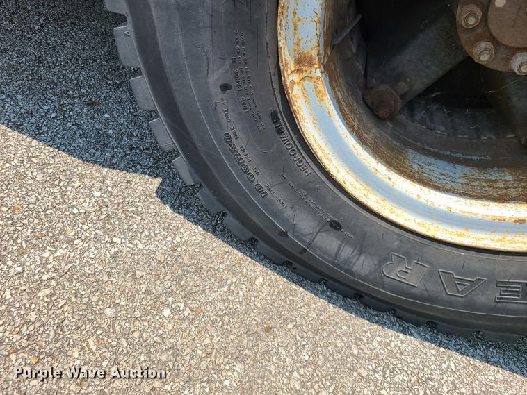 image for item IC9848 1990 International 4700  bucket truck