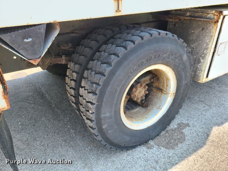 image for item IC9848 1990 International 4700  bucket truck