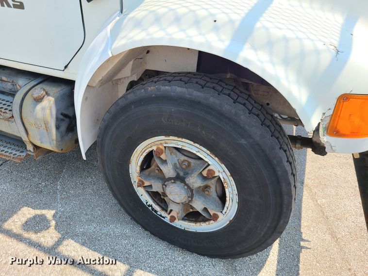 image for item IC9848 1990 International 4700  bucket truck