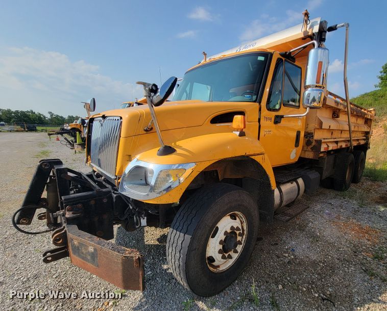 image for item IF9952 2007 International 7400  dump truck