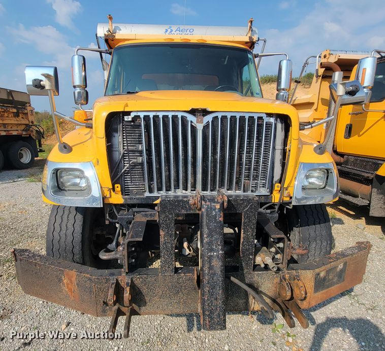 image for item IF9952 2007 International 7400  dump truck