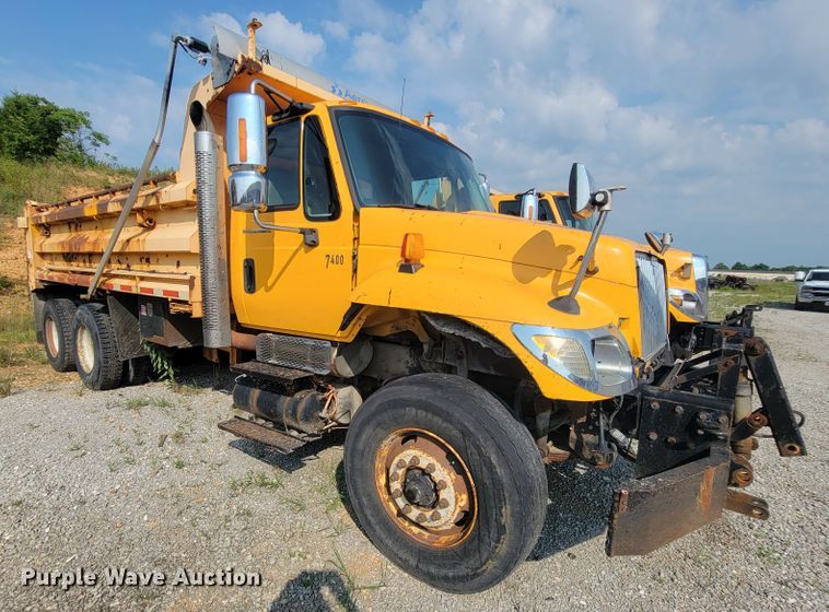 image for item IF9952 2007 International 7400  dump truck