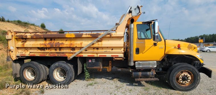 image for item IF9952 2007 International 7400  dump truck