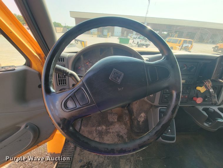 image for item IF9952 2007 International 7400  dump truck