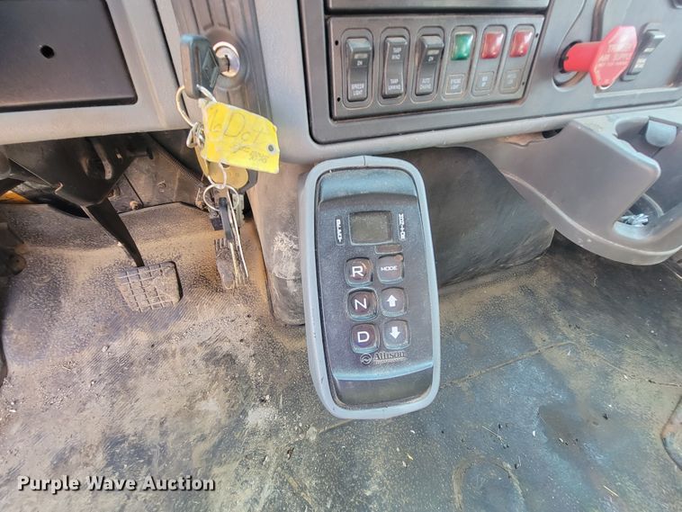 image for item IF9952 2007 International 7400  dump truck