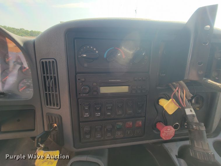 image for item IF9952 2007 International 7400  dump truck