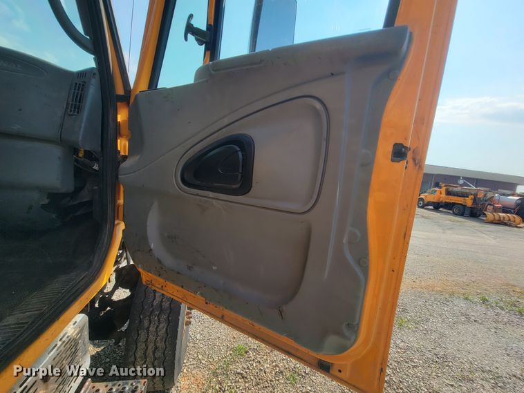 image for item IF9952 2007 International 7400  dump truck