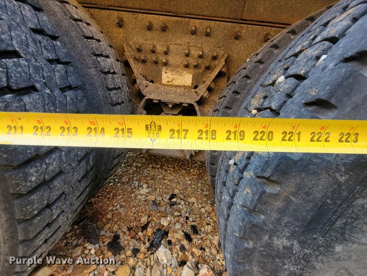 image for item IF9952 2007 International 7400  dump truck