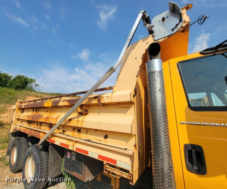 image for item IF9952 2007 International 7400  dump truck