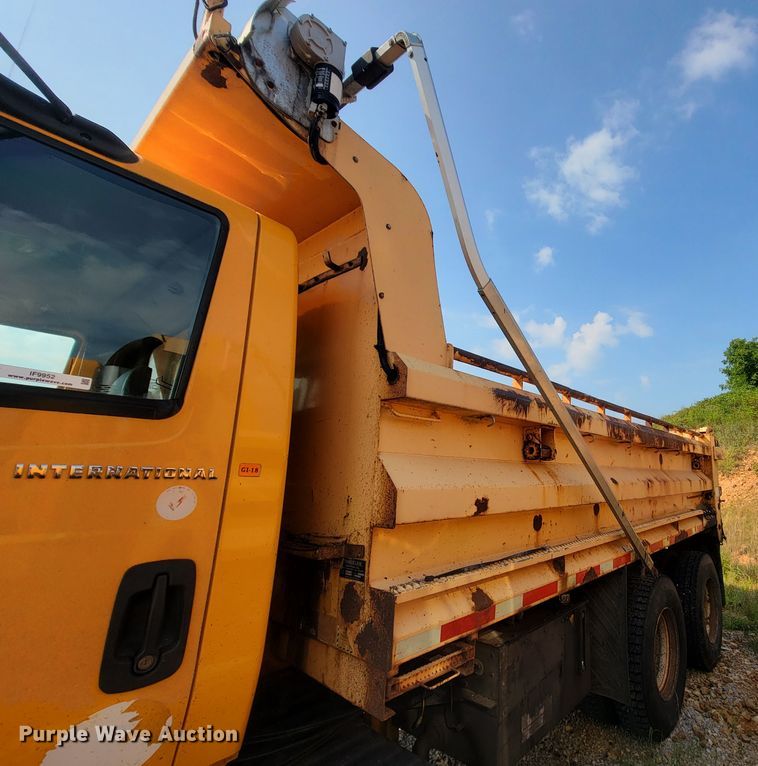 image for item IF9952 2007 International 7400  dump truck