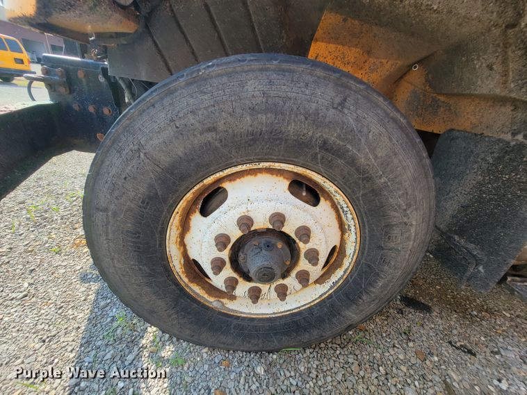 image for item IF9952 2007 International 7400  dump truck