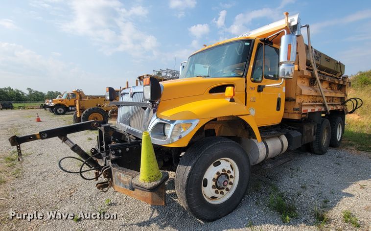 image for item IF9953 2006 International 7400  dump truck