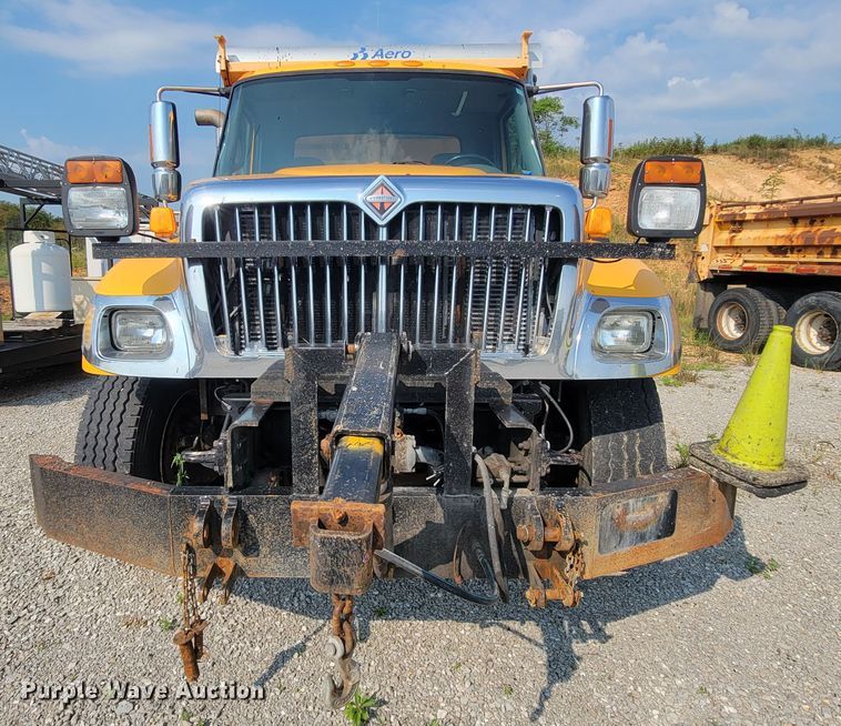 image for item IF9953 2006 International 7400  dump truck