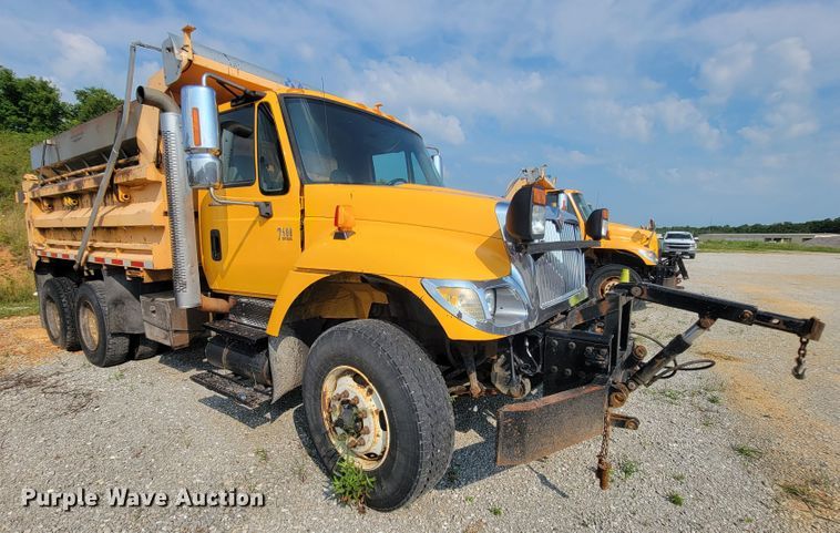 image for item IF9953 2006 International 7400  dump truck