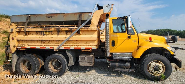 image for item IF9953 2006 International 7400  dump truck