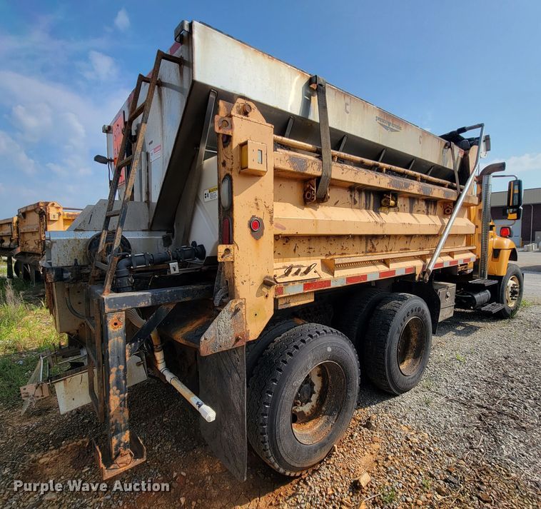 image for item IF9953 2006 International 7400  dump truck