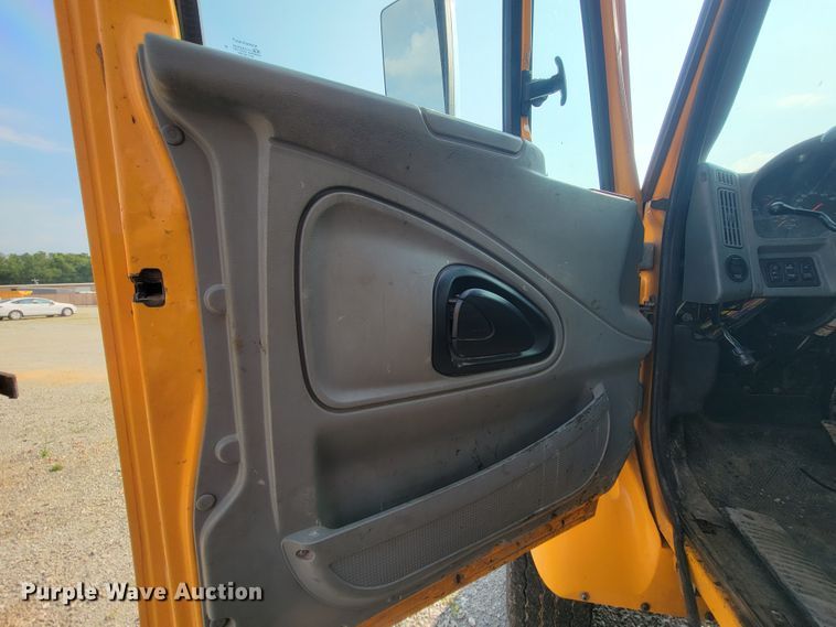 image for item IF9953 2006 International 7400  dump truck