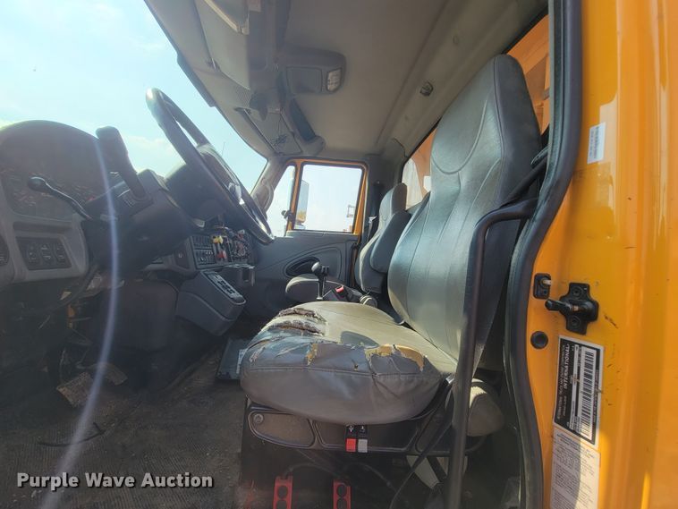 image for item IF9953 2006 International 7400  dump truck