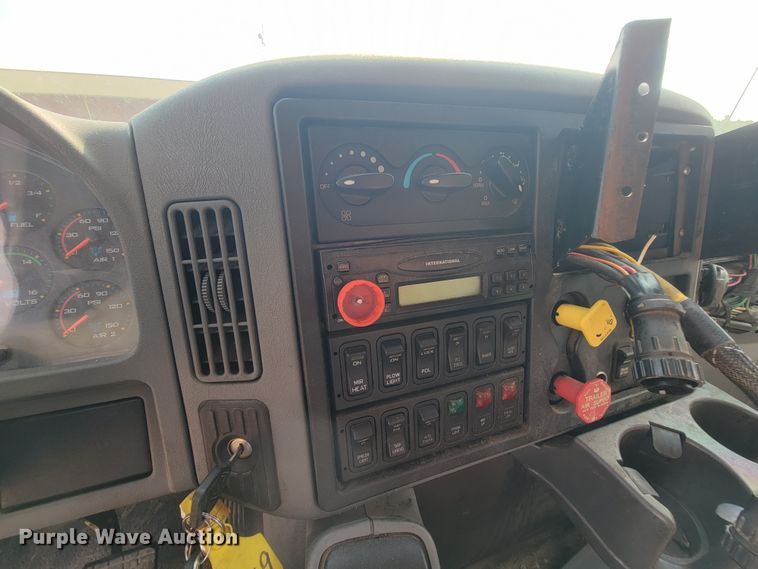 image for item IF9953 2006 International 7400  dump truck