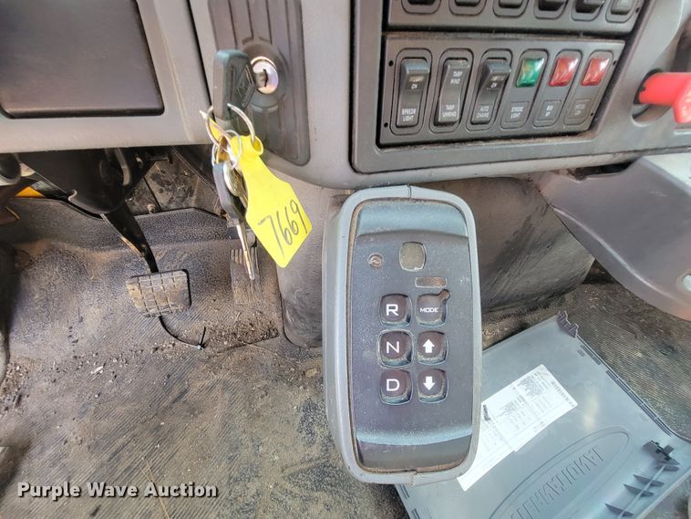 image for item IF9953 2006 International 7400  dump truck