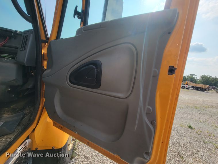 image for item IF9953 2006 International 7400  dump truck