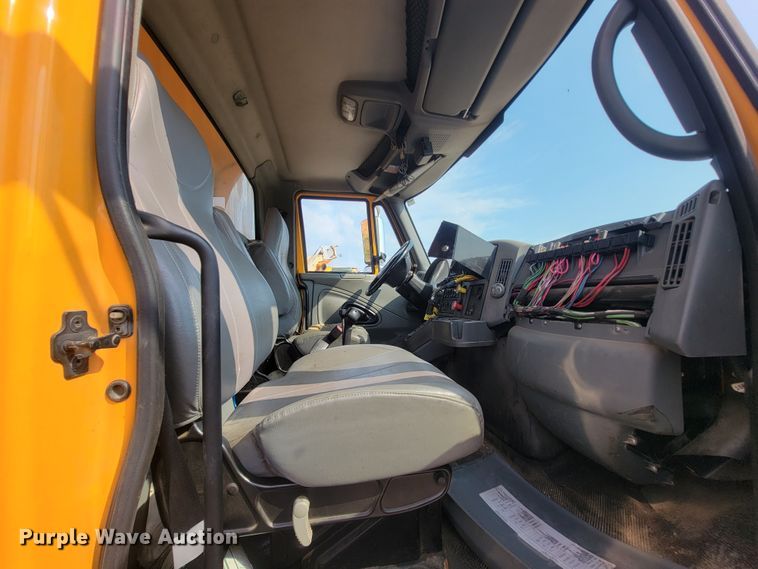 image for item IF9953 2006 International 7400  dump truck