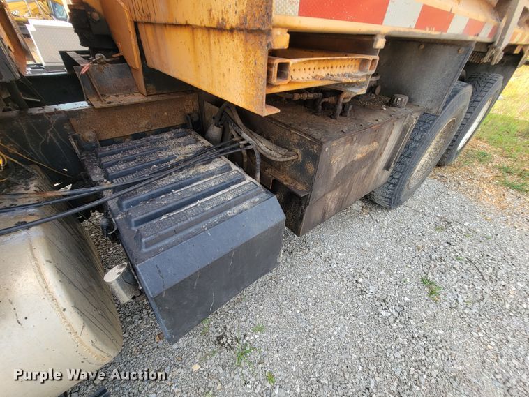 image for item IF9953 2006 International 7400  dump truck
