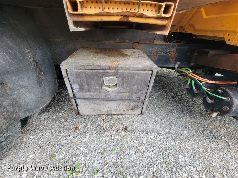 image for item IF9953 2006 International 7400  dump truck