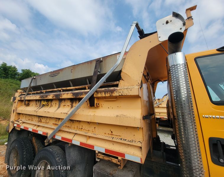 image for item IF9953 2006 International 7400  dump truck