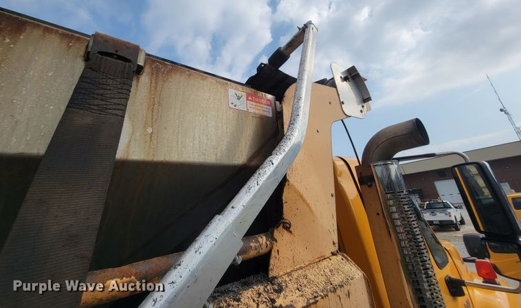 image for item IF9953 2006 International 7400  dump truck