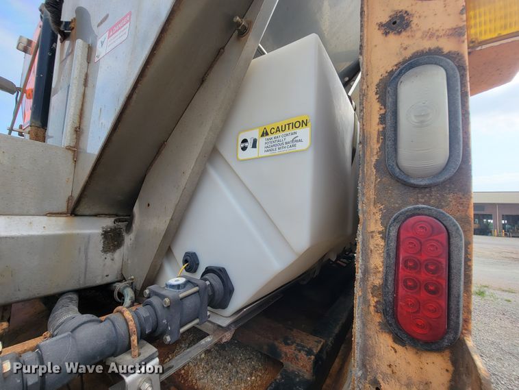 image for item IF9953 2006 International 7400  dump truck