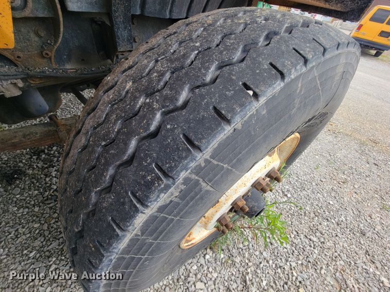 image for item IF9953 2006 International 7400  dump truck