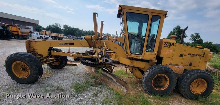 image for item IF9954 1993 Champion 720A  motor grader