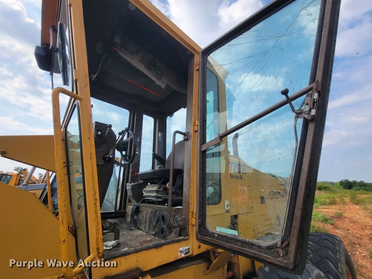 image for item IF9954 1993 Champion 720A  motor grader