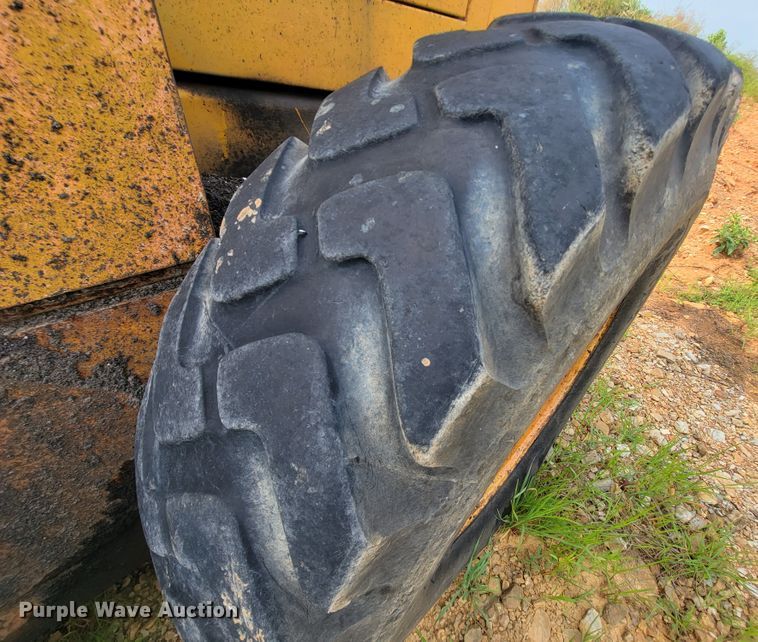 image for item IF9954 1993 Champion 720A  motor grader