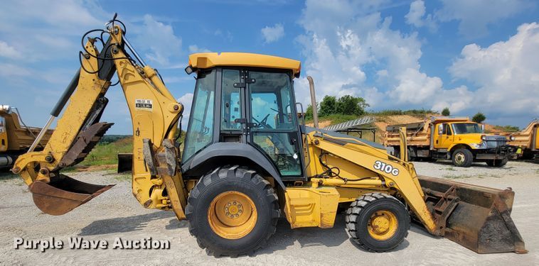 image for item IF9956 2004 John Deere 310SG  backhoe