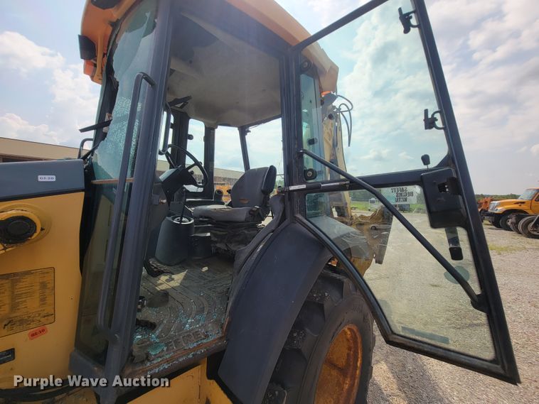 image for item IF9956 2004 John Deere 310SG  backhoe