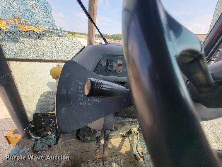 image for item IF9956 2004 John Deere 310SG  backhoe