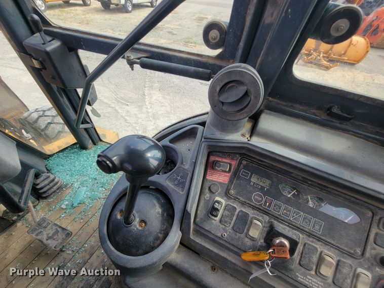 image for item IF9956 2004 John Deere 310SG  backhoe