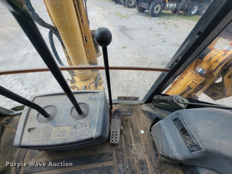 image for item IF9956 2004 John Deere 310SG  backhoe