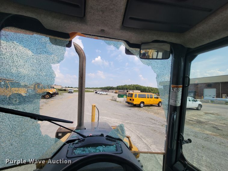 image for item IF9956 2004 John Deere 310SG  backhoe