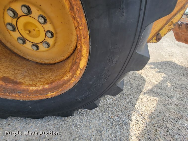 image for item IF9956 2004 John Deere 310SG  backhoe