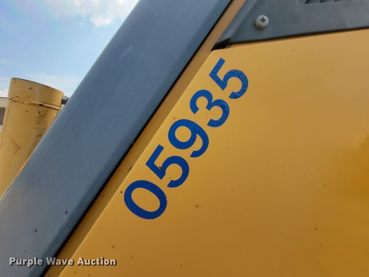 image for item IF9956 2004 John Deere 310SG  backhoe