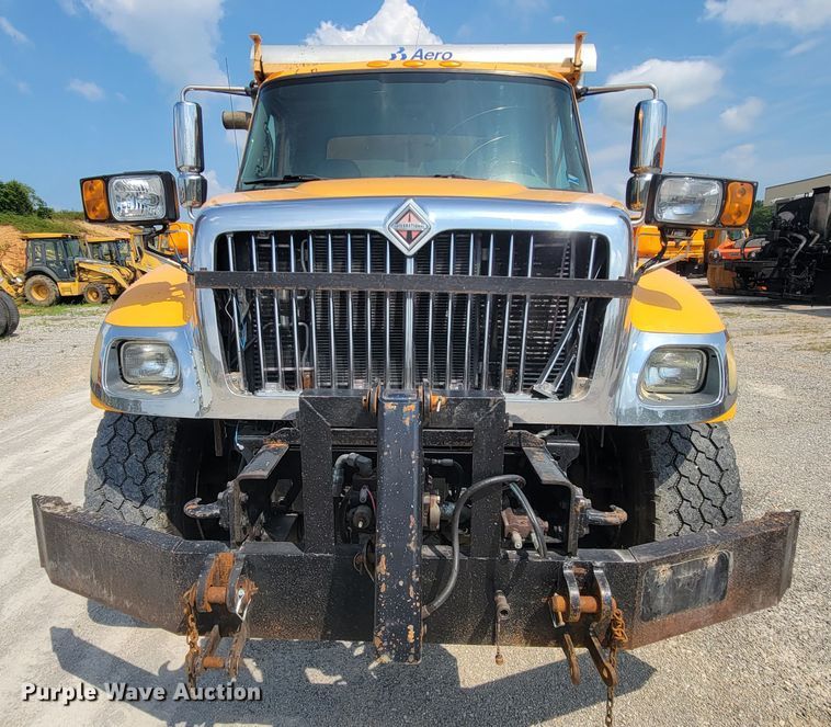 image for item IF9957 2006 International 7400  dump truck