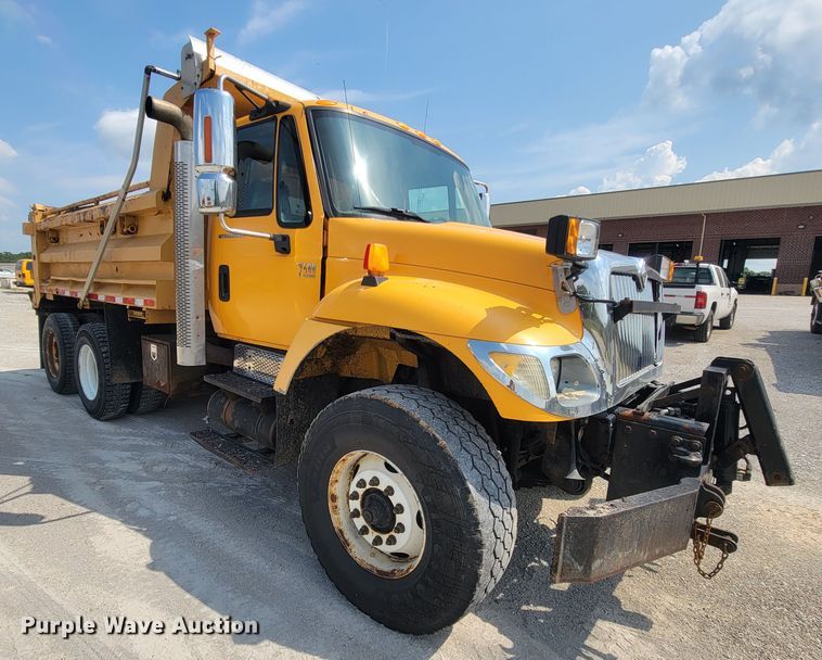 image for item IF9957 2006 International 7400  dump truck