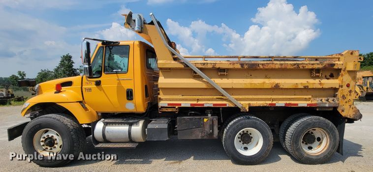 image for item IF9957 2006 International 7400  dump truck