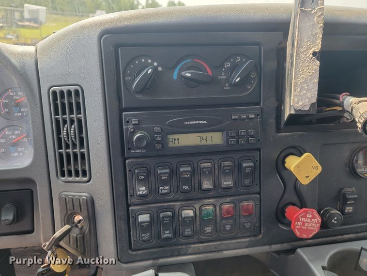 image for item IF9957 2006 International 7400  dump truck